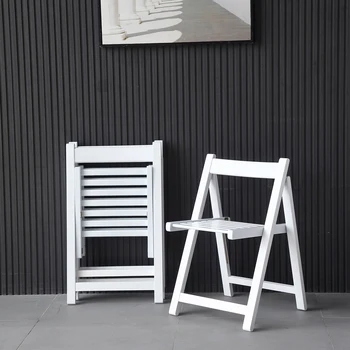 Dvije bijele sklopive stolice