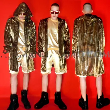 Pjevač iz noćnog kluba DJ GOGO GD s istim magično zlatni dugi hip-hop haljine iste boje u odijelu za nastupe