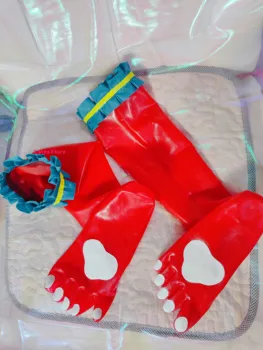 Seksi lateks fetiš s trim čarapa na 5 prstima, oblikovana gumena odijela Gummi s tragovima bijeli psi