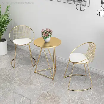 Stol i stolica s naslonom u skandinavskom stilu, kreativno kombinacija, postavlja vrtnom garniturom za sjedenje od zlatne željeza